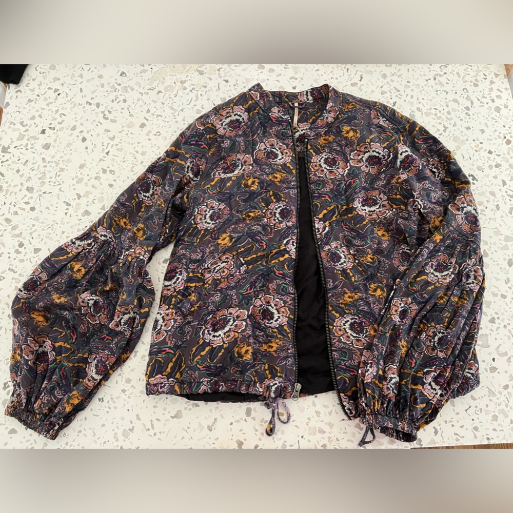 XS Free People light zip up jacket with Blousy sleeves, lined interior.